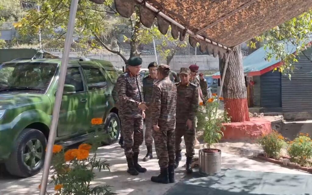 COAS General Dhiraj Seth reviews operational preparedness of Chinar Corps along Line Of Control