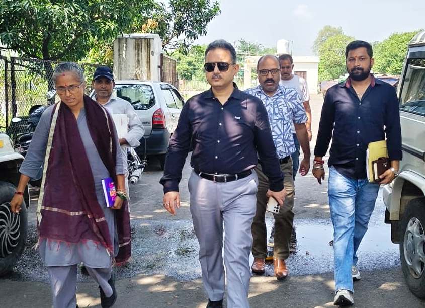 Director ULB Jammu reviews progress of development projects, civic services in Hiranagar, Parole