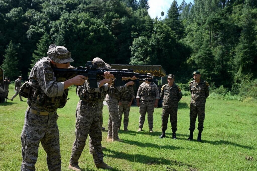 Indian, Mongolian troops conduct weapon handling drills during Exercise NOMADIC ELEPHANT