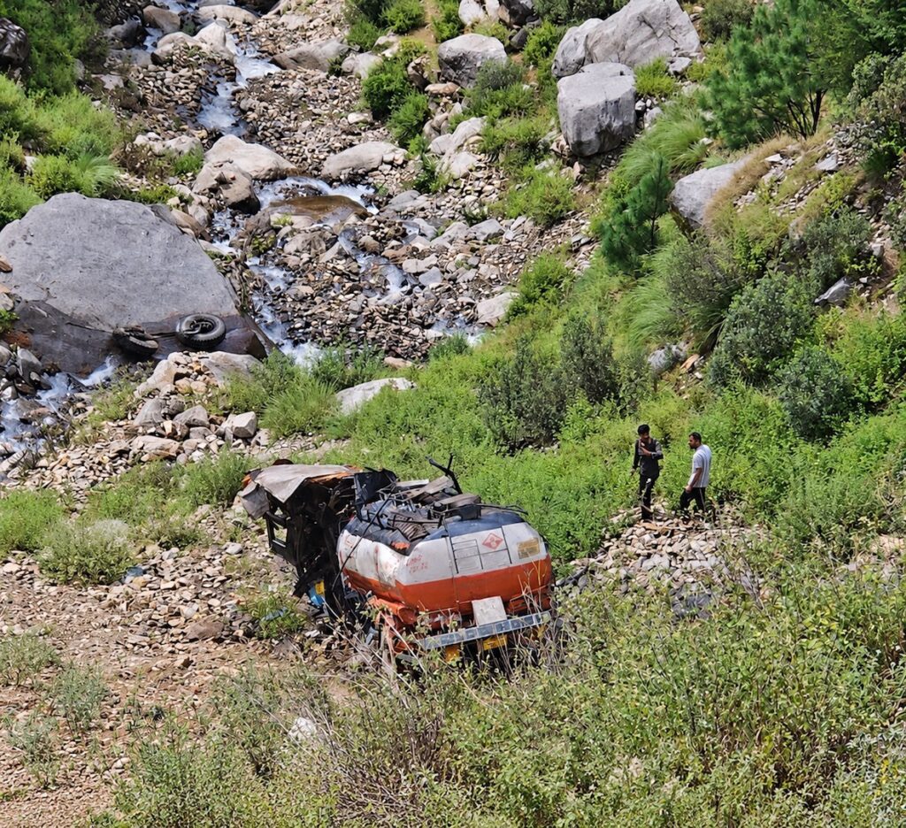 Two Killed as Oil Tanker Meets With Accident in Kishtwar