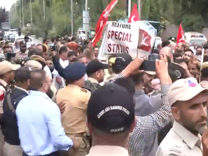 NC leaders protest near BJP office in Srinagar, demand restoration of statehood