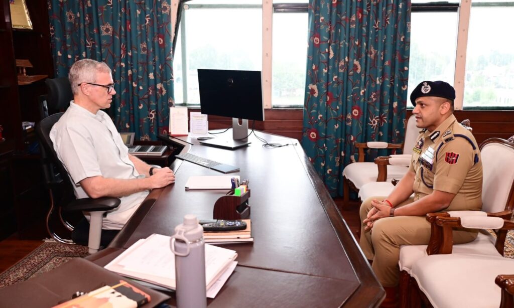 IGP Kashmir Sujit Kumar Calls on CM Omar Abbdullah in Srinagar