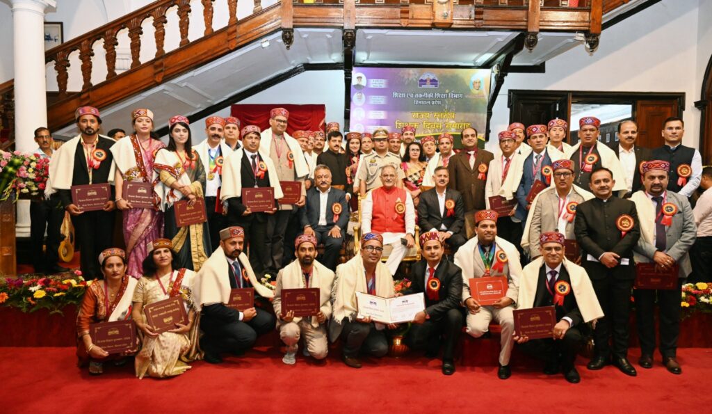 Himachal Governor Confers State Awards on 32 Teachers, Honours National Awardee