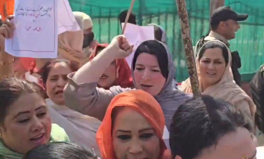 JNU row: J&K BJP Mahila Morcha try to gherao Congress office, burn effigy of Rahul Gandhi