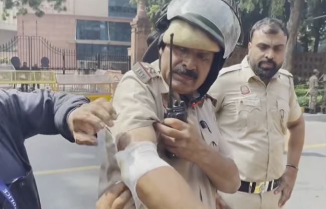 CJP protest: Stone pelting at police personnel near Akashwani Bhawan; 2 cops injured