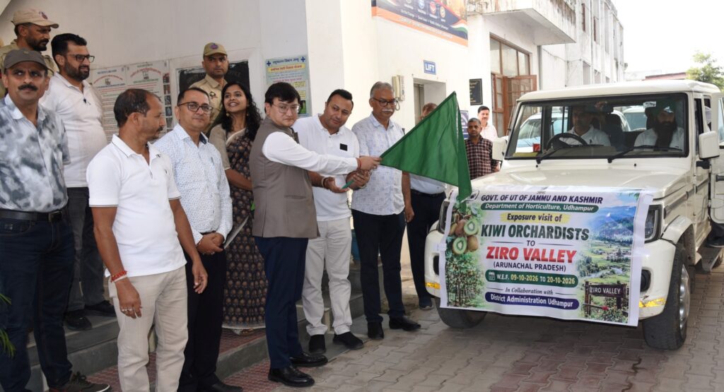 DC Udhampur flags off exposure tour of progressive Kiwi growers to Arunachal Pradesh
