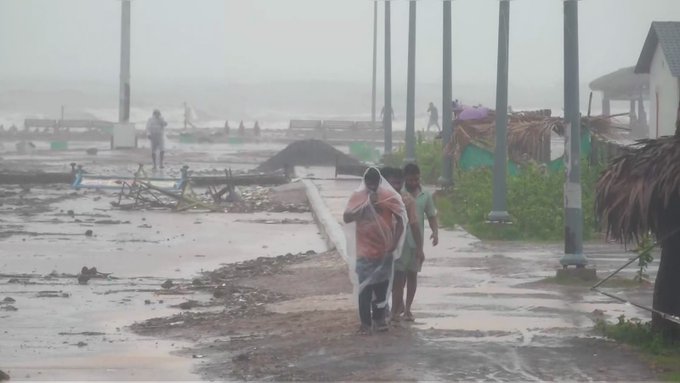 Cyclone Arnab crosses Andhra coast; damages roads, electric poles